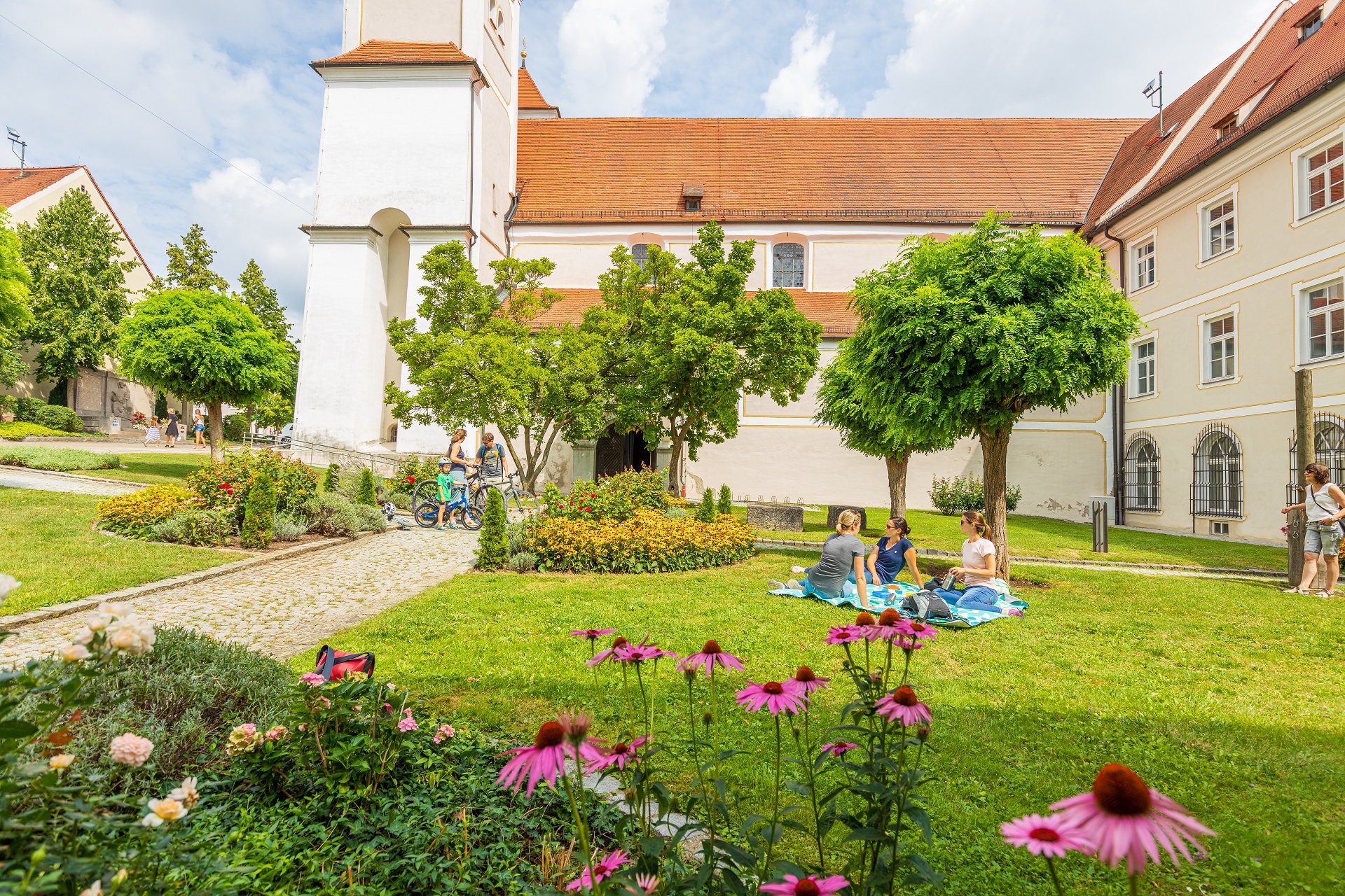 Blick auf Sinnesgarten Geisenfeld mit meheren Ausflüglern