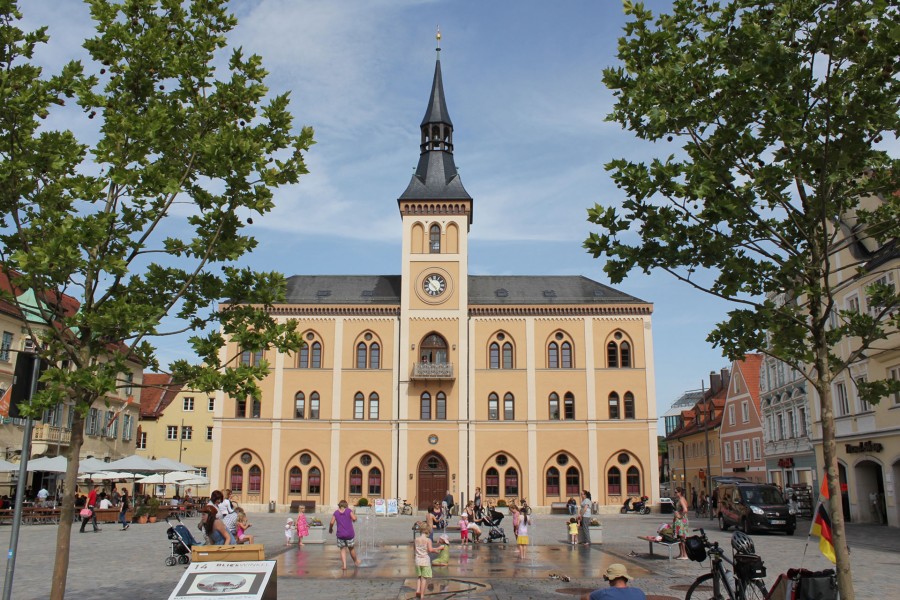 Rathaus Pfaffenhofen als Symbol für die Orte im Landkreis