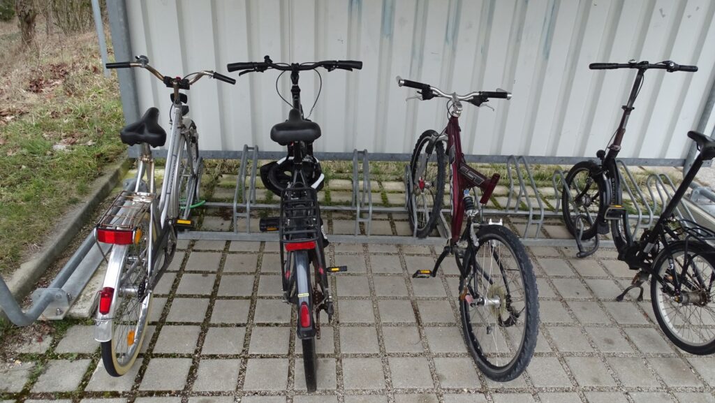 Fahrräder in Radabstellanlage