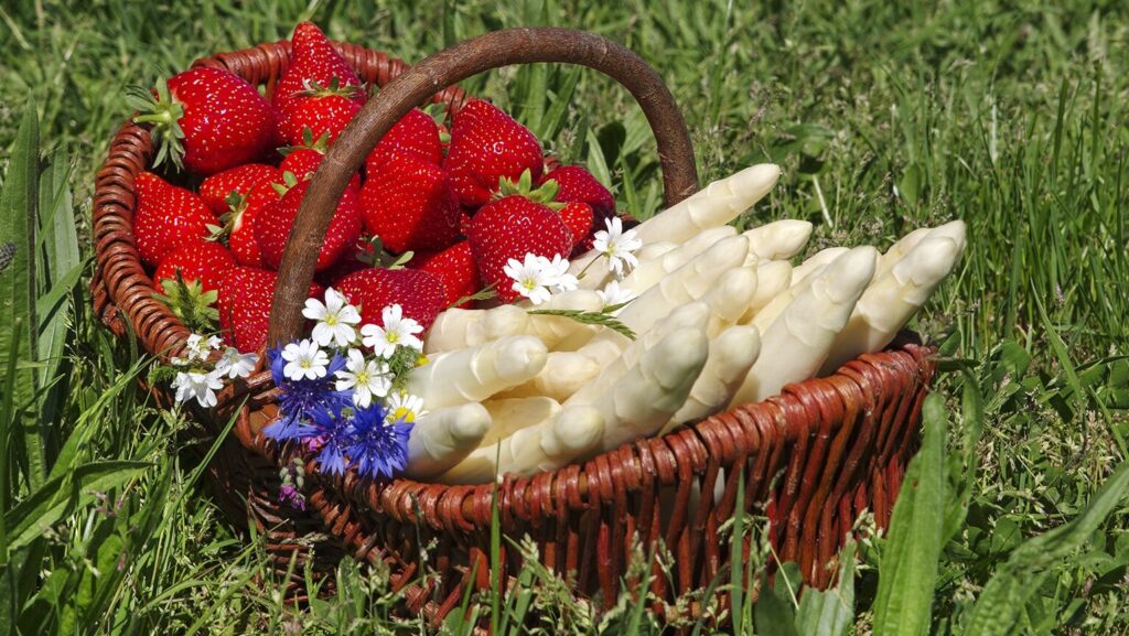 Korb mit Spargel und Erdbeeren