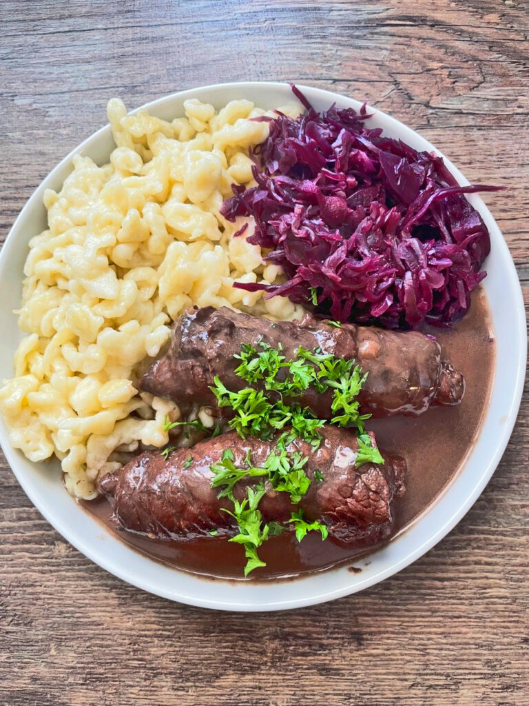 Teller mit Roulade mit Spätzle und Blaukraut