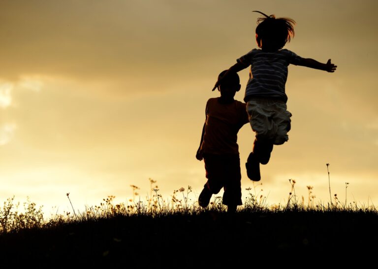 Zwei Kinder springen